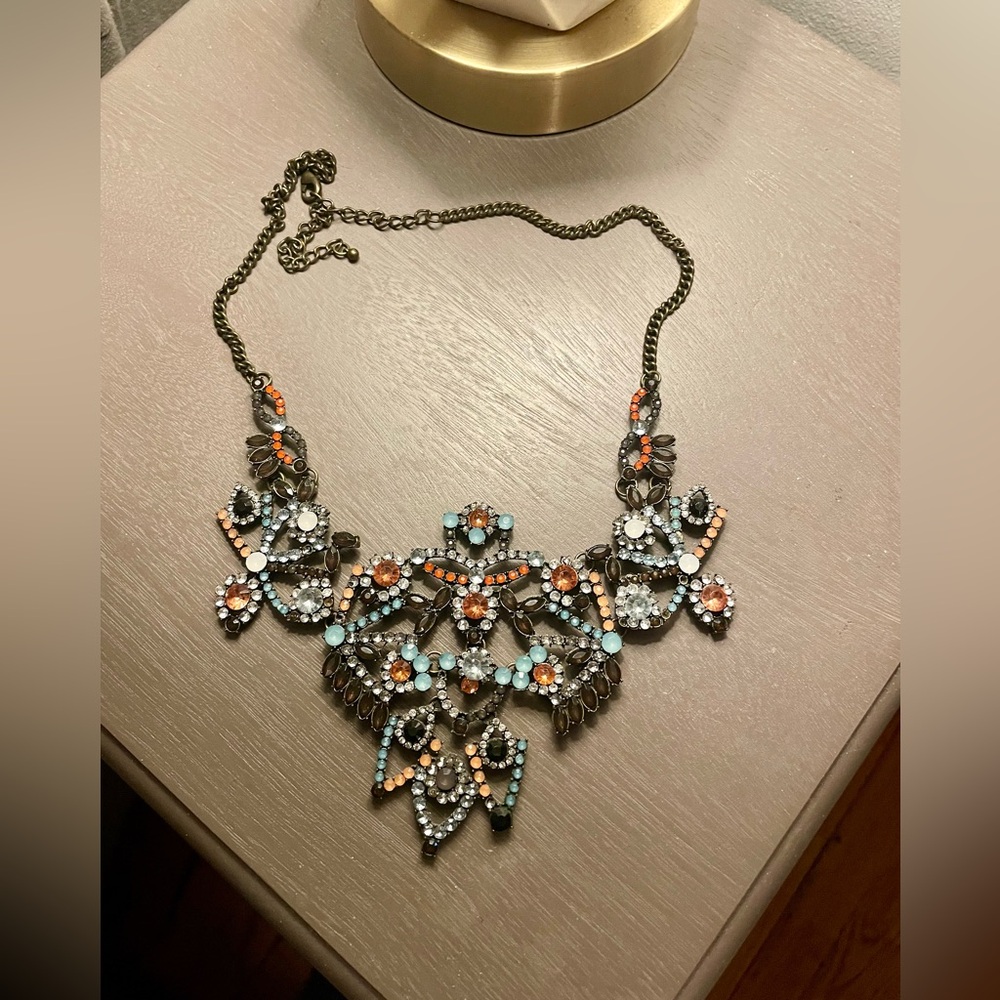 Elegant Statement Necklace with Crystal Accents